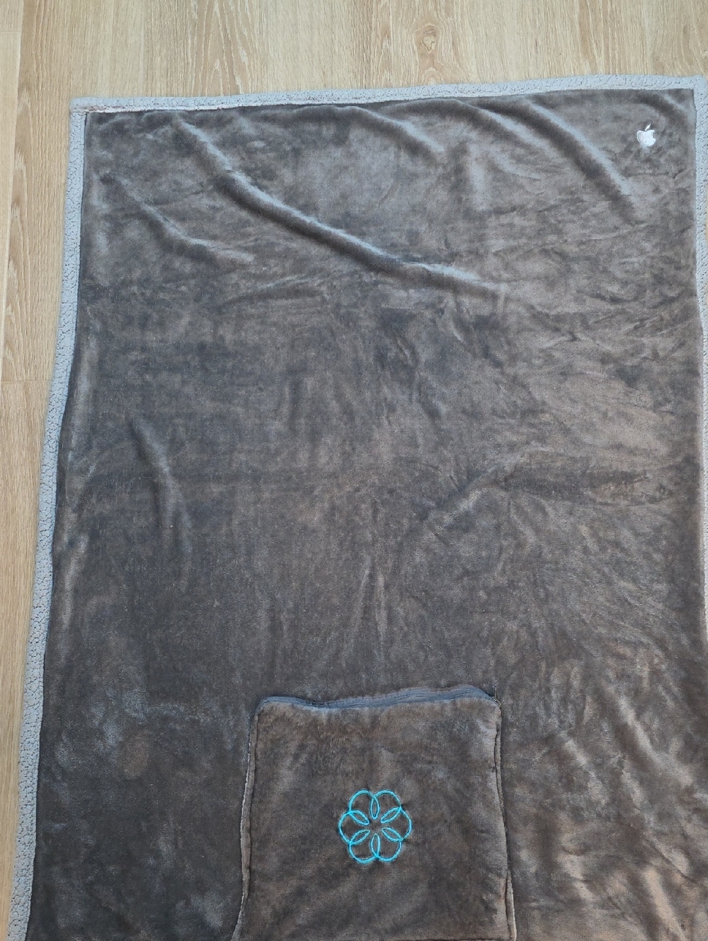 Apple Emplyee Gray Throw Blanket with Apple Logo  Embroidered